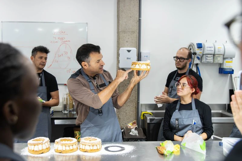 cuanto cobra un chef pastelero