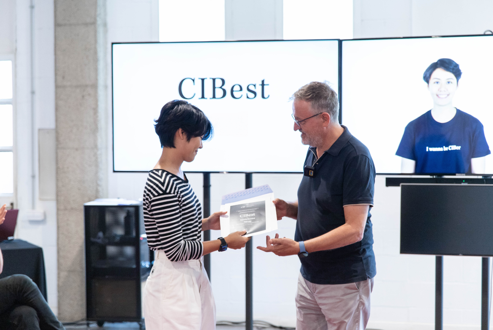 Natnicha recibe su reconocimiento como CIBest en el Culinary Institute of Barcelona