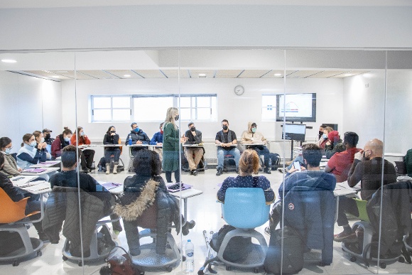 Alumnos del Culinary Institute of Barcelona atendiendo en círculo en una sesión de salud mental con la fundación Guttmann