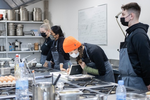 Cuatro estudiantes en una aula culinaria en el Culinary Institute of Barcelona