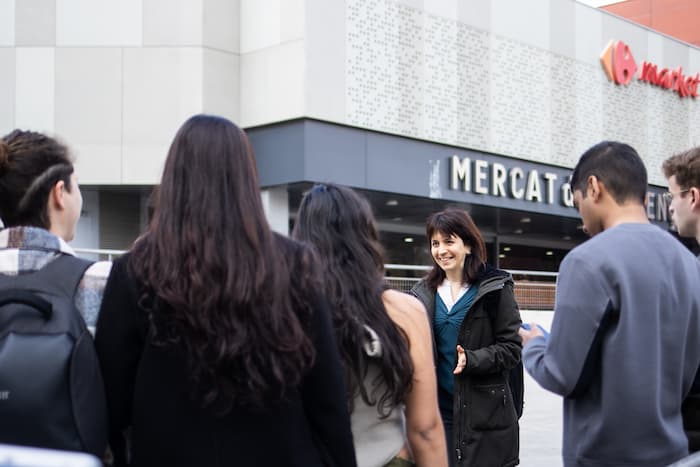 Profesora hablando en el Mercado Municipal de Sant Martí