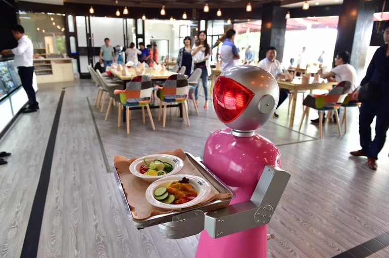 Robot sirviendo platos