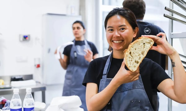 alumna del CIB mostrando pan