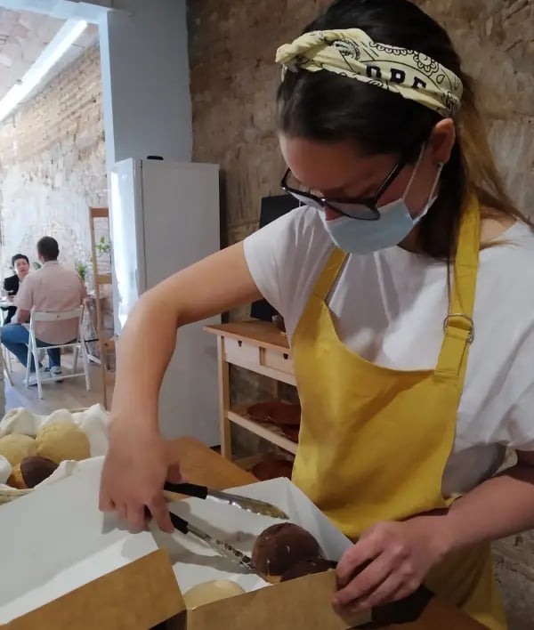 Dulce González empaquetando un pedido de Agridulce