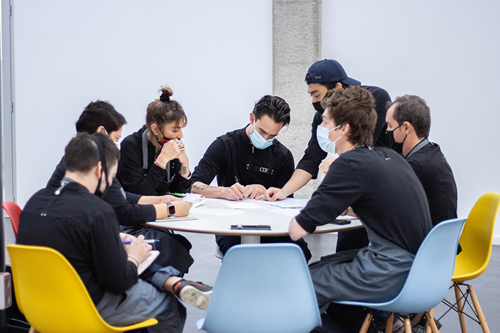 Alumnos trabajando en equipo para una evaluación de los aprendizajes en el Culinary Institute of Barcelona