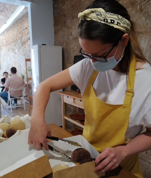 Dulce González empaquetando un pedido de Agridulce