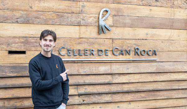 Estudiante del Culinary Institute of Barcelona señalando en el Celler de Can Roca