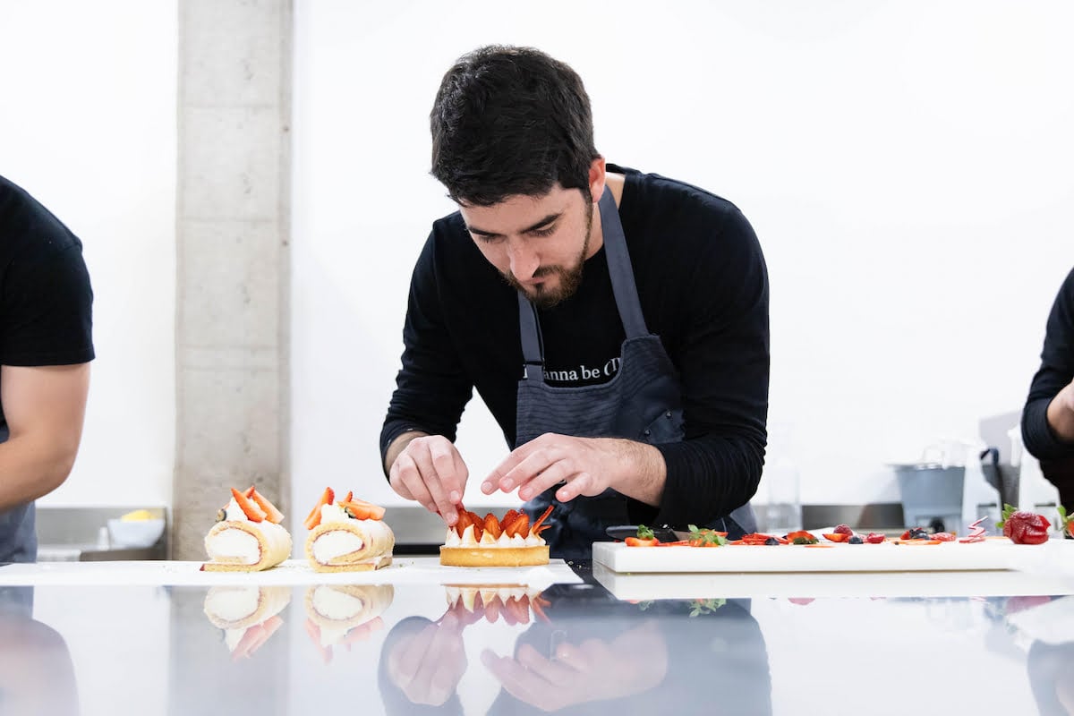 Habilidades de un chef pastelero en escuela culinaria de Barcelona